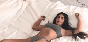 Lee más sobre el artículo El último posado de Kim Kardashian se convierte en un ‘meme’ viral