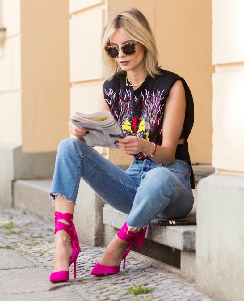 Chica sentada usando unos zapatos de color rosa 