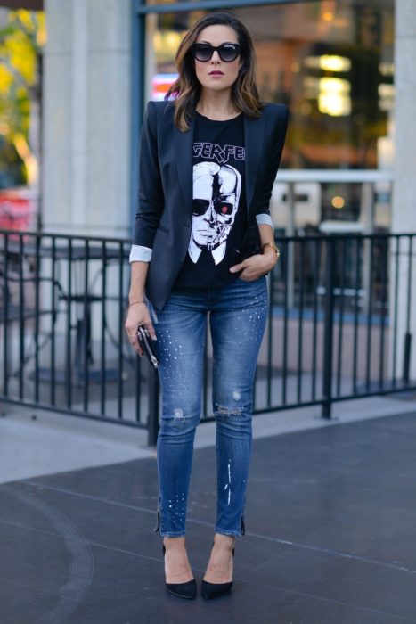 Chica usando una blusa en color negro con estampados de Terminator 