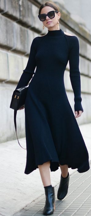 Chica caminando con vestido largo y negro para el frío