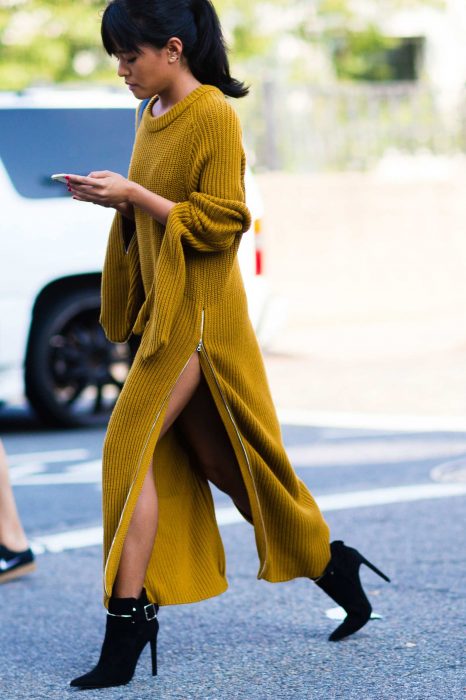 Chica caminando con vestido amarillo para el frío