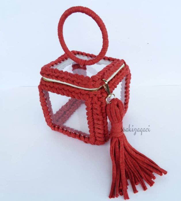bolso rojo tejido con caja transparente 