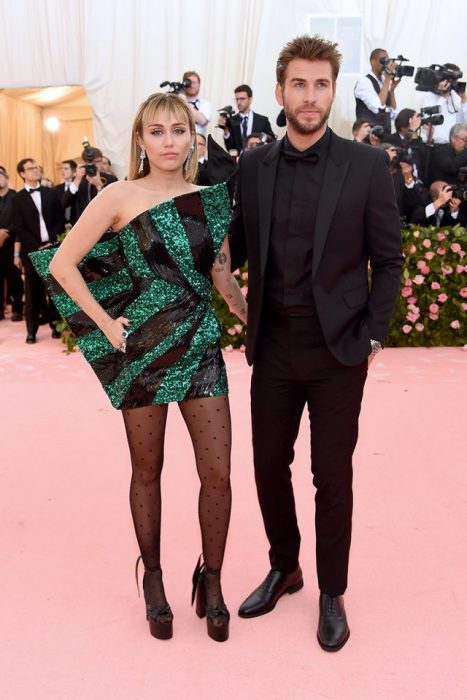 Miley Cyrus y Liam Hemsworth posando para las cámaras de la Gala MET de Nueva York