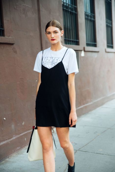 Modelo Nastya Abramova vistiendo un vestido slip dress con una camiseta blanca abajo 