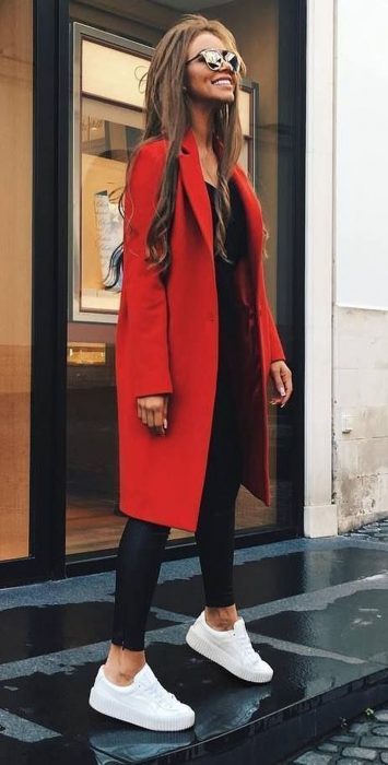 Chica con leggin negro y saco rojo