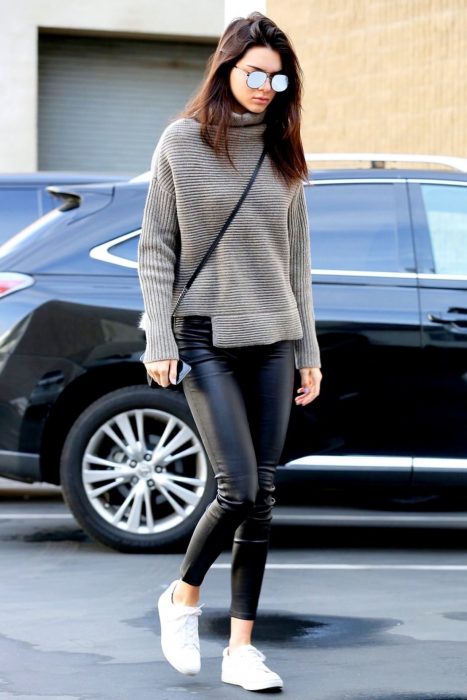Kendal Jenner paseando por la calle con leggins y sueter gris