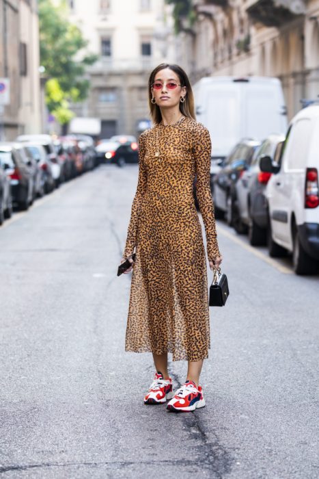 Chica usando un vestido de estampado de leopardo con unos tenis ugly en color rojo 