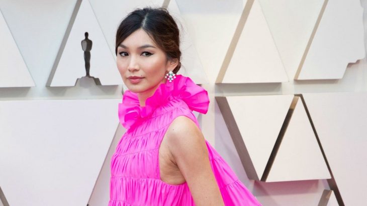 Peinados y looks que los Óscar 2019, Gemma Chan con con coleta de caballo despeinada y vestido amplio rosa