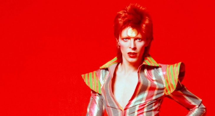  David Bowie en sesión fotográfica con una de sus icónicas vestimentas
