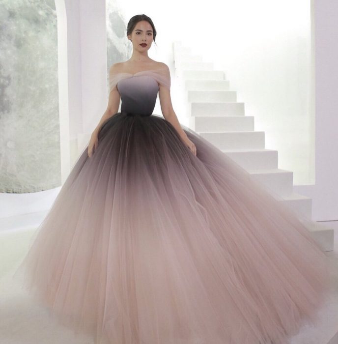 Chica modelando vestido corte princesa transparente en tonalidades rosa y negro