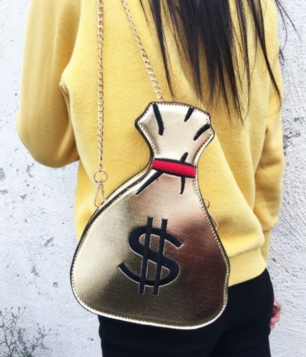Chica con una bolsa en forma de saco de dinero en color dorado 
