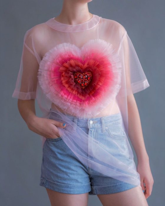 Ropa femenina de Lirika Matoshi; blusa transparente de gasa rosa con corazón hecho de olanes