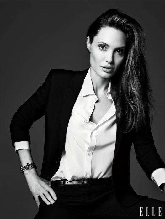 Famosas con traje; Angelina Jolieen sesión de fotos de Elle, con saco y pantalón de vestir con blusa blanca