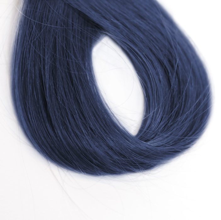 un mechón de cabello pintado de negro azulado