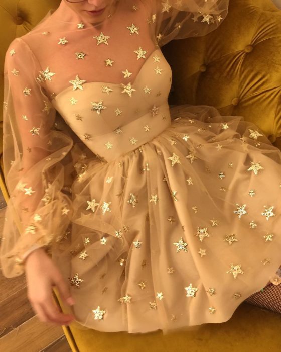 Ropa de constelaciones; vestido de gasa con mangas anchas y estrellas doradas