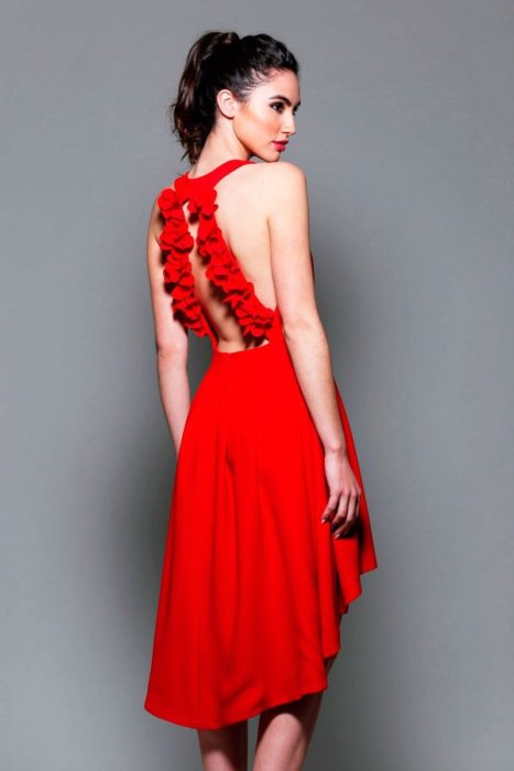 Vestido rojo con pequeño escote en la espalda