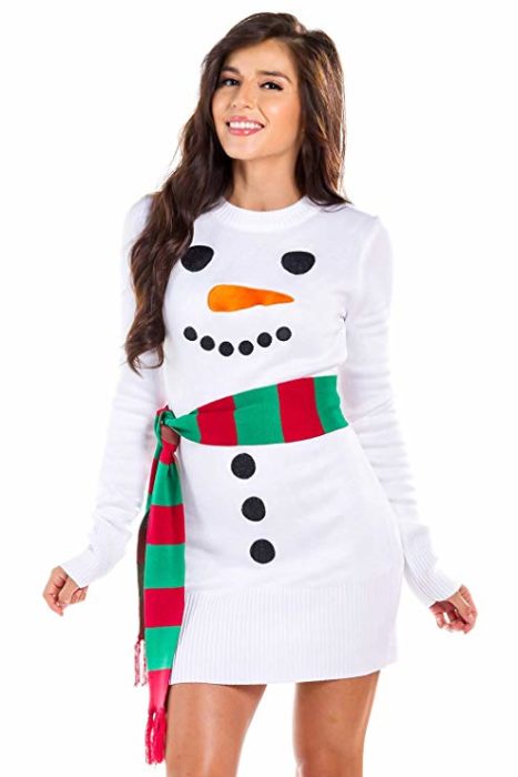 Chica usando un vestido de navidad con un cinturón de colores en forma de bufanda 