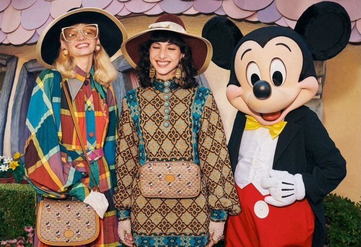 Chicas modelando junto a Mickey Mouse en la nueva colección de Gucci
