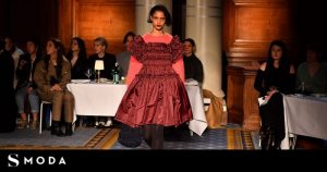 Lee más sobre el artículo Los vestidos de voluminosos de Molly Goddard también se llevan con jerséis de punto | Moda, Pasarela