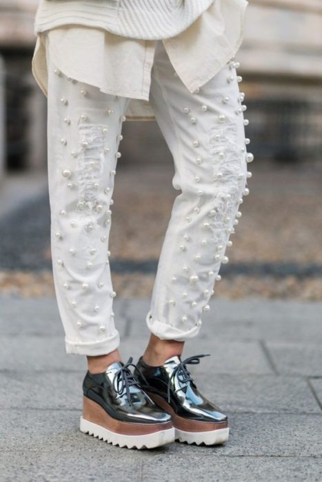 Mom jeans blancos con perlitas