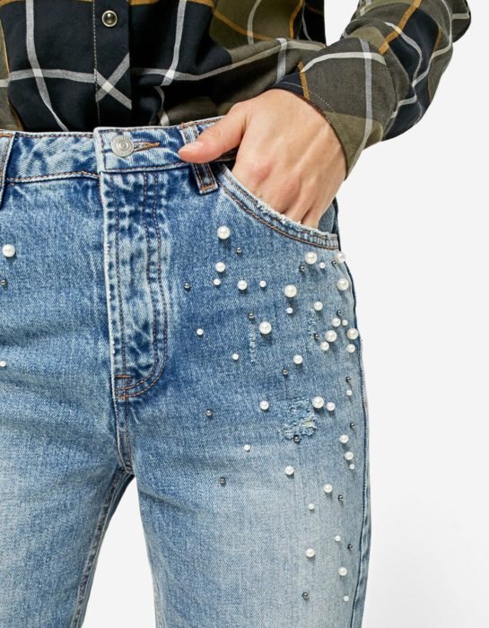 Jeans con perlitas en la zona de las bolsas de enfrente