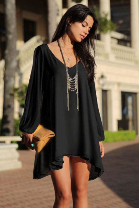 Chica usando un vestido holgado de color negro 