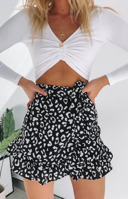 falda de puntos blancos y negros con un top blanco de manga larga