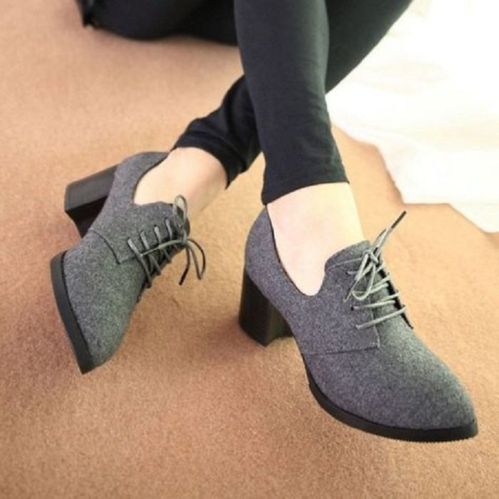 Zapatos de tacón ancho tipo oxford color gris rata y tacón negro