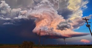Lee más sobre el artículo Luce como una explosión de nubes: Fotógrafa amateur captura una particular tormenta en el cielo